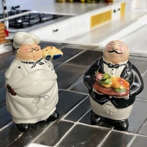 VINTAGE ITALIAN-FRENCH CIC
WAITER BUTLER/ CHEF SERVER SALT & PEPPER SHAKERS
